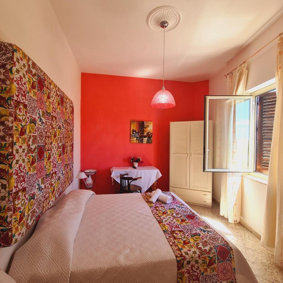 Bed and Breakfast Due Passi Dal Centro Marsala Habitación foto